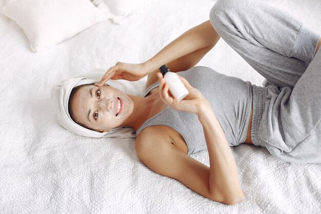 Jakie korzyści dla skóry przynosi regularne stosowanie serum?