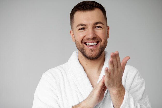 Jak pielęgnacja skóry wpływa na męską pewność siebie?