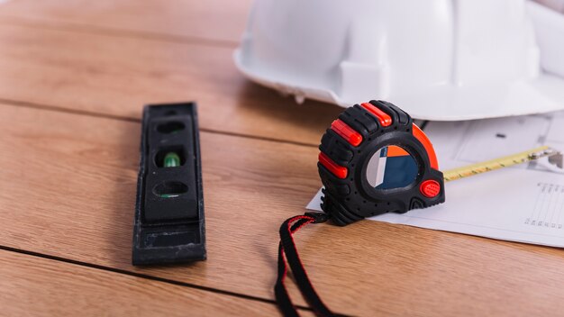 Jak wybrać odpowiedni niwelator terenu do swojego projektu budowlanego lub ogrodowego?