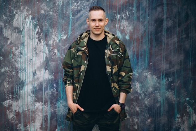Jak wybrać idealny zestaw odzieży taktycznej na każdą porę roku?