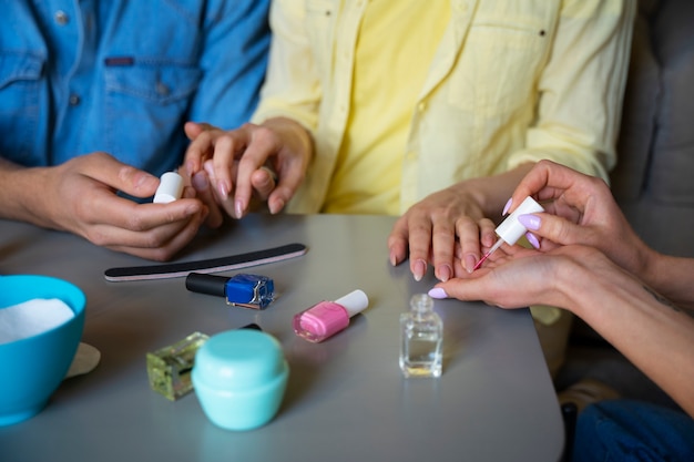 Jak wybrać idealny zestaw do manicure hybrydowego: wskazówki dla każdego poziomu zaawansowania