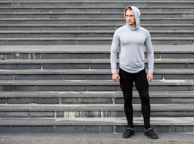 Stylowy trening: jak łączyć modę z funkcjonalnością w sportowej garderobie mężczyzny